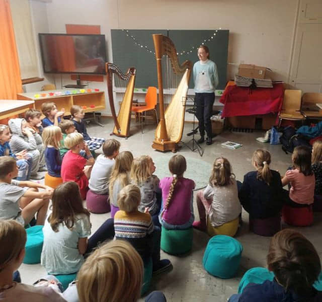 Clara mit ihrer Harfe in der Erlebnis.Schule